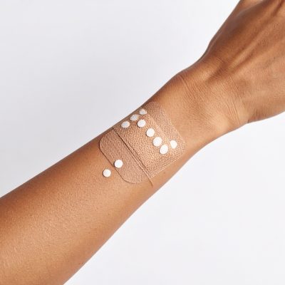 Firefly_un bras avec un pansement bioactif erichis des molécules pour la cicatrisation cutané 516010